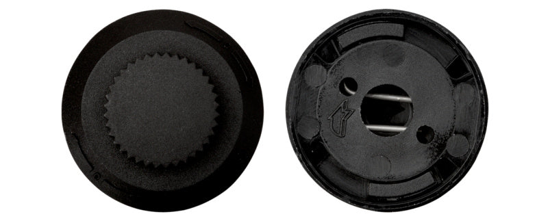 Quick-action coupling for engine cover